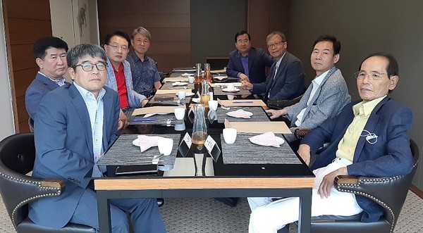 신상철 회장(오른쪽 세 번째)이 정기총회를 마치고 회원사 대표들과 기념촬영. 신 회장부터 시계방향으로 이정규 부회장, 윤철호 이사, 김원양 감사, 정동명 대표, 민경두 이사, 한병인 이사, 강중구 이사. 사진=한국디지털신문협회