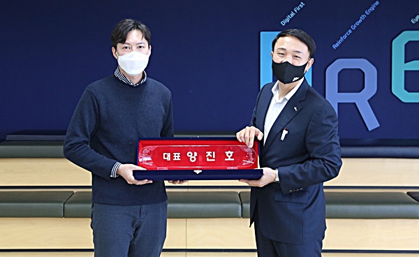 문동권 신한카드 경영기획그룹장(오른쪽)이 씨브이쓰리 양진호 대표(오른쪽)에게 명패를 증정하고 있다. 사진=신한카드 