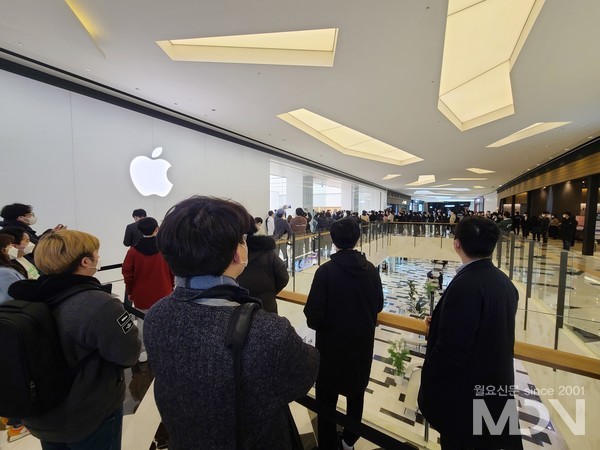 26일 오전 9시50분이 되자, 오전 10시 방문을 예약한 수많은 사람들이 '애플 여의도'에 몰려들기 시작했다. 사진=왕진화 기자