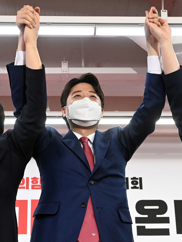 선출된 이준석 신임 국민의힘 당대표가 11일 오전 서울 여의도 국민의힘 당사에서 열린 전당대회에서 손을 높이 들고 있다. 사진=뉴시스