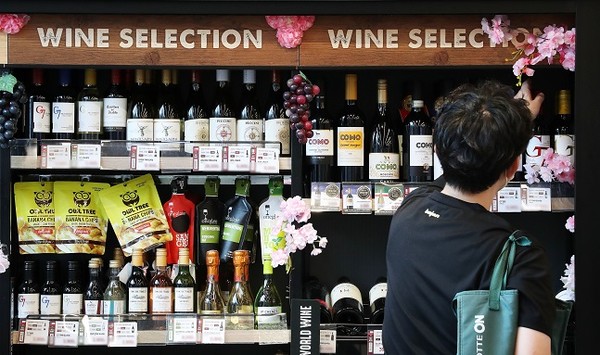 지난 30일 오전 서울 성동구 이마트24 본점에서 한 시민이 와인을 살펴보고 있다. 전날 유통업계에 따르면 올해 들어 주요 편의점의 와인 매출이 지난해 연간 판매 실적을 이미 넘어섰다고 밝혔다. 사진=뉴시스