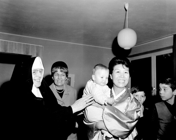 1964년 12월 6일부터 12월 8일 독일(당시 서독)을 방문한 박정희 전 대통령 영부인 육영수 여사가 근교 고아원을 방문한 모습. 사진=뉴시스