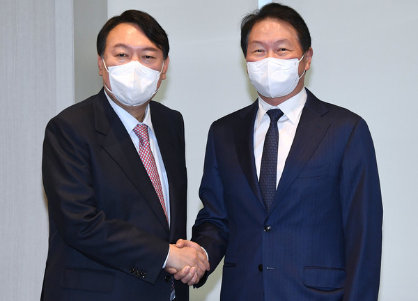 윤석열 국민의힘 대선후보와 최태원 대한상의 회장이 16일 서울 중구 대한상공회의소에서 열린 간담회에서 악수하고 있다. 사진=뉴시스