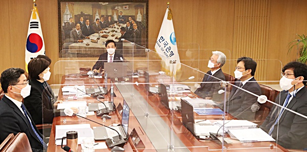 이주열 한국은행 총재가 24일 서울 중구 한국은행에서 열린 금융통화위원회 본회의를 주재하고 있다. 사진=한국은행