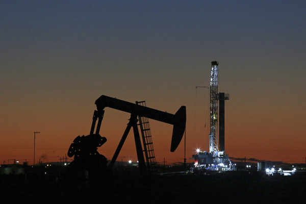 미국 텍사스주 미들랜드의 석유 굴착기와 펌프 잭(pump jack)의 모습. 사진=뉴시스