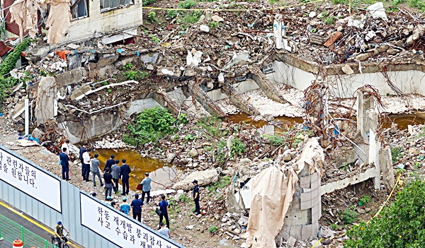 지난해 8월 광주지법이 광주 동구 학동 재개발구역 붕괴사고 현장에서 업무상 과실치사상 등의 혐의로 구속기소된 하청업체 현장 관리자와 재하청 업체 굴착기 기사에 대해 현장검증을 하고 있다. 사진=뉴시스 