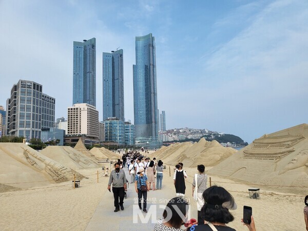 해운대 모래축제를 찾은 관광객과 시민들.