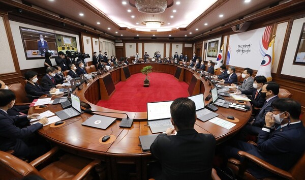 한덕수 국무총리가 30일 오전 서울 종로구 정부서울청사에서 열린 임시국무회의를 주재하며 발언하고 있다. 사진=뉴시스