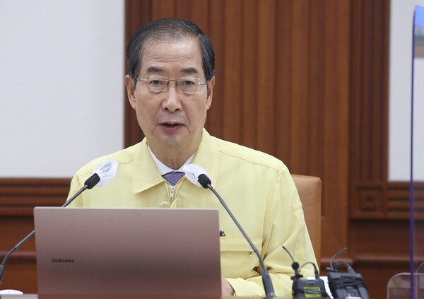 한덕수 국무총리가 3일 오전 서울 종로구 정부서울청사에서 열린 코로나19 중앙재난안전대책본부(중대본) 회의를 주재하며 발언하고 있다. 이날 한덕수 총리는 백신 미접종 해외입국자 의무격리 10일부터 해제, 8일부터 인천공항 항공 규제 전면 해제 등을 밝혔다. 사진=뉴시스
