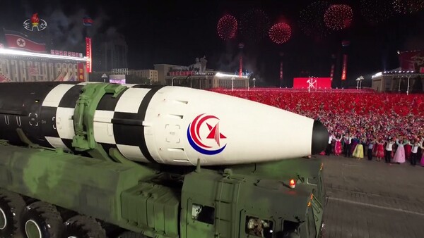 북한이 조선인민혁명군 창건 90주년인 지난 4월 25일 평양 김일성 광장에서 열병식을 개최한 모습. 사진은 열병식에 등장한 북한 신형 대륙간탄도미사일(ICBM) '화성-17형'. 사진=뉴시스
