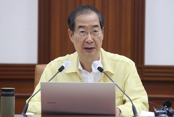 한덕수 국무총리가 17일 오전 서울 종로구 정부서울청사에서 열린 코로나19 중앙재난안전대책본부(중대본) 회의를 주재하며 발언하고 있다. 한덕수 총리는 코로나 '7일 격리' 유지, '4주 단위 상황 재평가'하겠다고 밝혔다. 사진=뉴시스