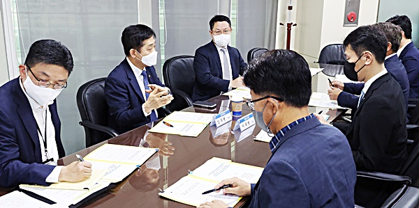 김주현(왼쪽 가운데) 금융위원장이 28일 서울 영등포구 여의도 산업은행 회의실에서 열린 관계기관 합동회의에 참석해 
