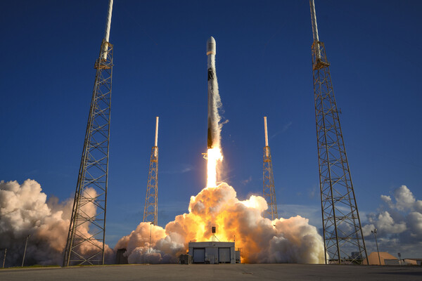 우리나라 첫 달궤도선 다누리가 5일(한국시간) 미국 플로리다주 케이프커내버럴 우주군 기지에서 미국의 민간 우주개발업체 '스페이스X'의 '팰컨 9' 발사체에 실려 발사되고 있다. (사진=SpaceX 제공) 2022.08.05. 사진=뉴시스