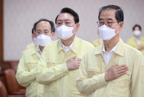 윤석열 대통령이 9일 서울 종로구 정부서울청사에서 열린 국무회의에서 국기에 대한 경례를 하고 있다. 왼쪽부터 추경호 부총리 겸 기획재정부 장관, 윤 대통령, 한덕수 국무총리. 2022.08.09. 사진=뉴시스