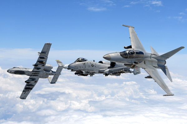 지난 1일부터 5일까지 실시된 쌍매훈련에서 한국 FA-50(오른쪽) 전투기 1대와 미국 A-10 전투기 2대가 연합 편대비행을 하고 있다. 사진=뉴시스
