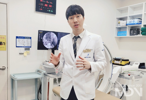 박재현 서울퍼펙트정형외과 대표원장이 'C-arm(영상투시) 정밀 신경차단술'에 대해 설명하고 있다.