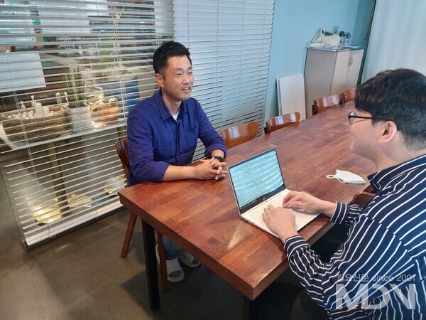김효성 목사가 인터뷰를 하고 있다.
