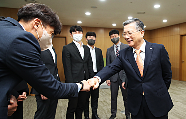 이한준 LH 신임사장이 14일 직원들과 취임 후 첫 인사를 나누고 있다. 사진=한국토지주택공사 