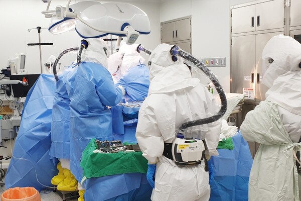 코로나19 확진 산모의 제왕절개 수술 중인 가천대 길병원 의료진들. 사진=뉴시스