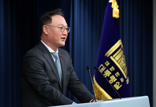 안상훈 사회수석이 6일 서울 용산 대통령실 청사에서 나경원 저출산고령사회위원회 부위원장의 출산시 대출 탕감 발언과 관련해 정부 기조와 상당한 차이가 있다고 밝히고 있다. 2023.01.06./뉴시스