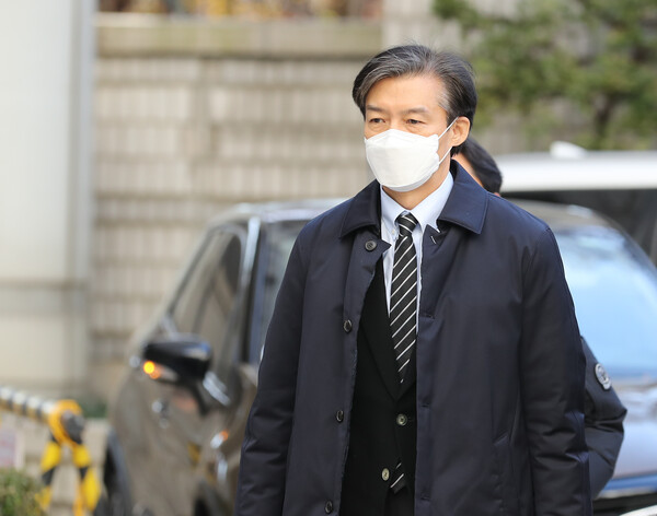 조국 전 법무부 장관이 2일 오후 서울 서초구 서울중앙지방법원에서 열린 자녀 입시비리 및 감찰 무마 의혹 관련 공판에 출석하고 있다. 2022.12.02./뉴시스