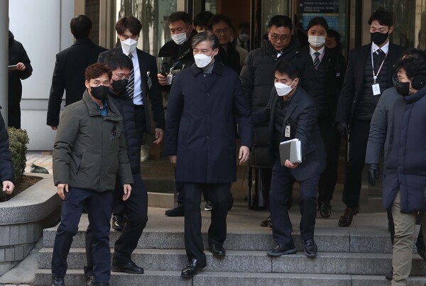 조국 전 법무부 장관이 3일 오후 서울 서초구 서울중앙지법에서 열린 자녀 입시비리 및 감찰 무마 의혹 관련 1심 선고에서 징역 2년을 선고받고 밖으로 나서고 있다. 2023.02.03./뉴시스