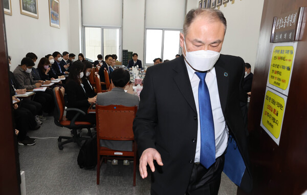 김영진 국회 환경노동위원회 고용노동법안심사소위원회 소위원장이 15일 오후 서울 여의도 국회에서 열린 소위원회를 주재하고 있다. 이날 회의에서는 노조법 2·3조를 개정하는 노동조합 및 노동관계조정법 일부개정법률안 등을 심사한다. (공동취재사진) 2023.02.15./뉴시스