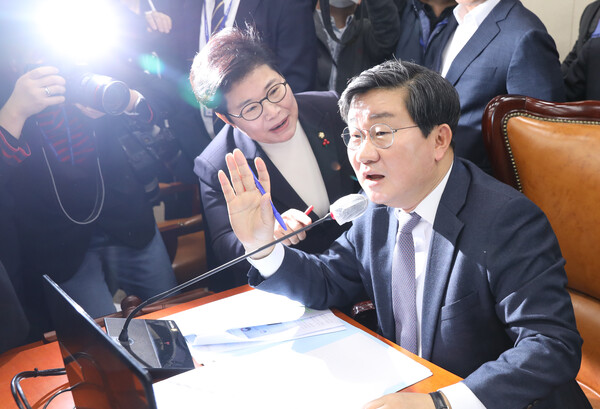 임이자 국민의힘 환경노동위원회 간사가 21일 오전 서울 여의도 국회에서 열린 환경노동위원회 전체회의에서 '노란봉투법'으로 불리는 노동조합법 2·3조 개정안 상정과 관련해 전해철 환경노동위원회 위원장에게 항의를 하고 있다. 2023.02.21./뉴시스