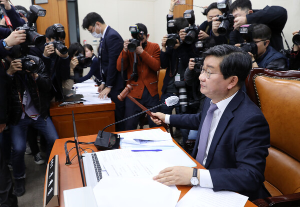 전해철 환경노동위원회 위원장이 21일 오전 서울 여의도 국회에서 열린 환경노동위원회 전체회의에서 거수로 노동조합 및 노동관계조정법 일부개정법률안(대안)을 가결시키고 있다. 2023.02.21. /뉴시스