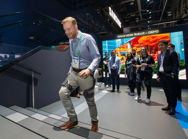 미국 라스베이거스에서 열린 세계 최대 전자 전시회 'CES 2020'에서 관람객이 삼성전자 웨어러블 보행 보조 로봇 'GEMS Hip'을 체험하는 모습. 사진=삼성전자