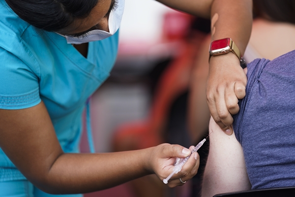 16일(현지시간) 미 뉴저지주 뉴어크의 한 백신 접종소에서 한 여성이 원숭이두창 백신을 맞고 있다. 사진=뉴시스