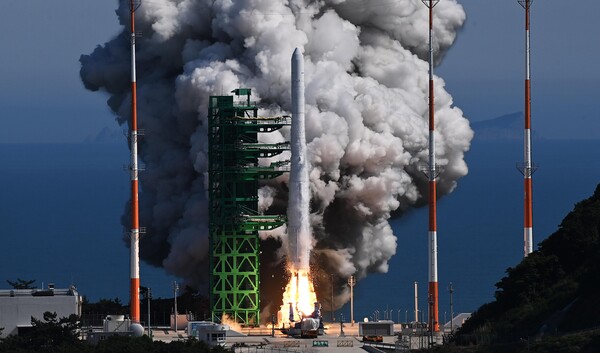 순수 국내 기술로 설계 및 제작된 한국형 발사체 누리호(KSLV-Ⅱ)가 지난해 6월 21일 전남 고흥군 나로우주센터 발사대에서 우주로 날아오르고 있다. 사진=뉴시스