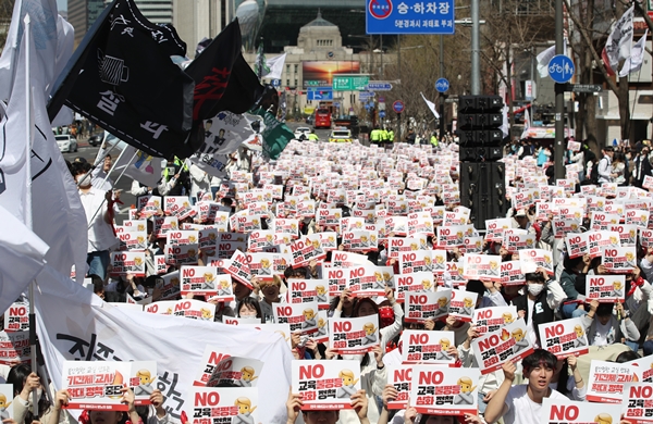 전국교육대학생연합 학생 등 관계자들이 26일 오후 서울 중구 태평로 거리에서 열린 '교육 불평등 심화시키는 교육부 정책 반대, 전국 예비교사 분노의 집회'에서 구호를 외치고 있다. 사진=뉴시스