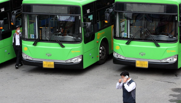서울 시내 한 버스 차고지(해당 사진은 칼럼 내용과 무관합니다). 사진=뉴시스.   