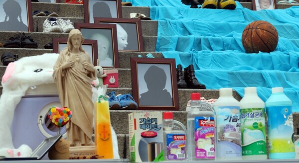 지난달 31일 서울역 앞에서 열린 전국동시다발 가습기살균제 참사 12주기 캠페인 및 기자회견에 가습기살균체 참사 피해자들의 유품이 놓여져 있다. 사진=뉴시스