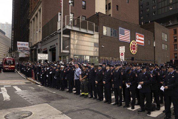 희생자 추모 묵념하는 뉴욕 소방대원들. 사진=뉴시스