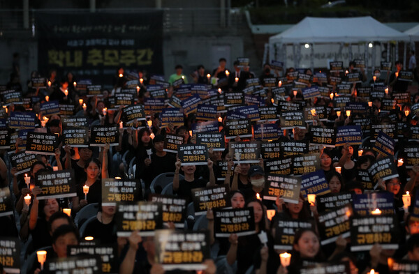 서이초 사망교사 모교인 서울교대에서 열린 49재 촛불집회. 사진=뉴시스