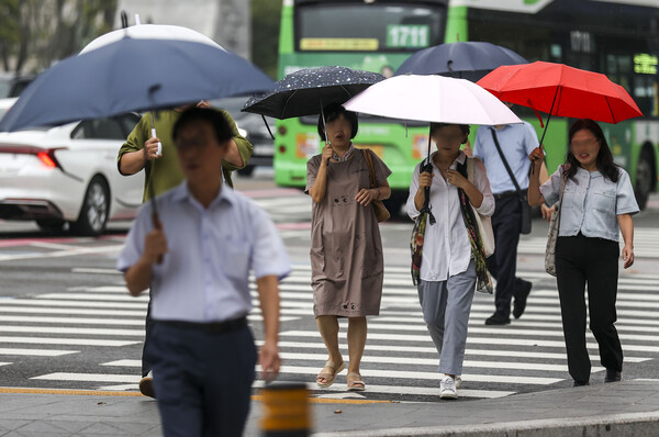 비가 내린 13일 서울 중구 청계광장 인근에서 우산을 쓴 시민들이 이동하고 있다. 사진=뉴시스