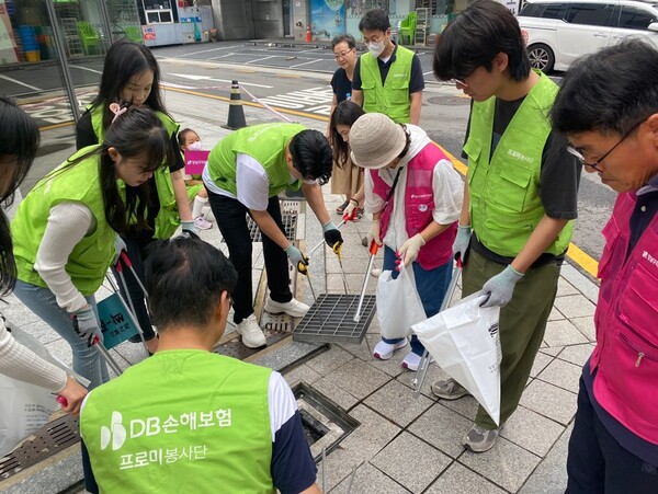 지난 16일 서울 강남구 포스코사거리 일대에서 DB손해보험 임직원 및 가족 등 60여명이 '줍깅' 봉사활동을 실시하고있다.
