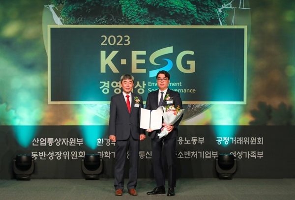오준오(우) 보람그룹 대표이사가 K-ESG 경영대상을 수상한 뒤 기념촬영을 하고 있다. 사진=보람그룹