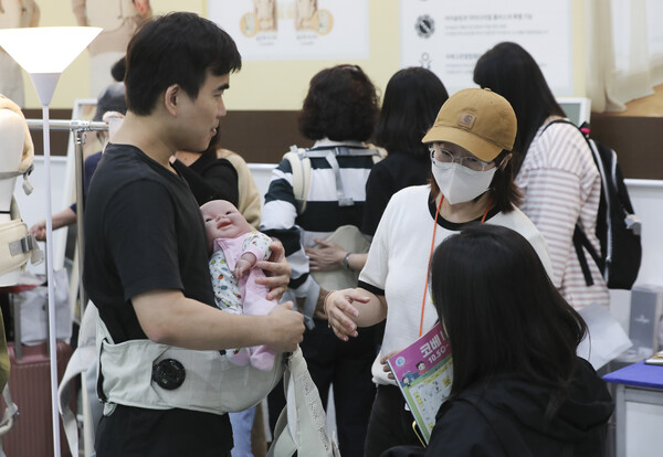 5일 서울 강남구 코엑스에서 열린 코베 베이비페어에서 관람객들이 아기용품을 살펴보고 있다. 사진=뉴시스