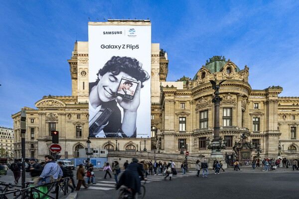 삼성전자가 파리의 명소 오페라 가르니에 대형 옥외 광고에 '갤럭시 Z 플립5' 이미지와 부산 엑스포 로고를 함께 선보였다. 사진=삼성전자