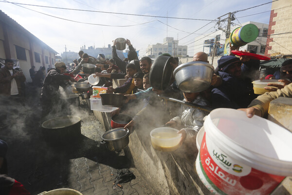  가자지구 남부 라파 급식소에 무료 음식을 받으려는 팔레스타인 주민들이 몰려들고 있다. 사진=뉴시스