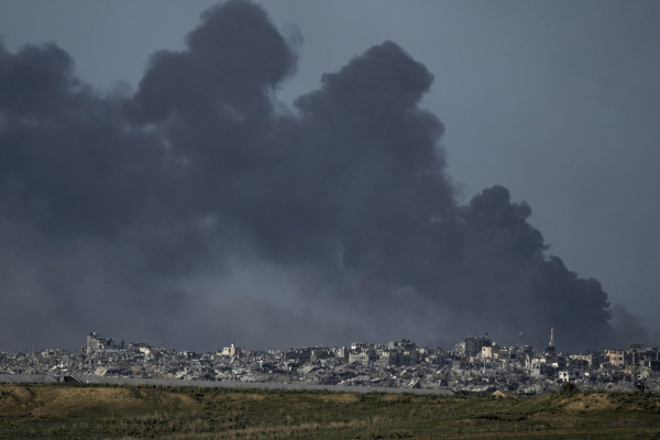 폭격으로 연기가 치솟는 가자지구. 사진=뉴시스