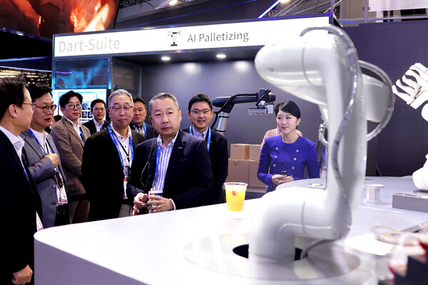 박정원 두산그룹 회장(가운데)과 박지원 그룹부회장(왼쪽)이 10일(현지시간) CES 2024가 열리는 라스베이거스컨벤션센터를 찾아 두산 부스에서 AI칵테일 로봇을 살펴보고 있다. 사진 = 두산