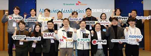 하나은행은 지난 23일 SK텔레콤과 인터콘티넨탈 서울 코엑스에서 AI 유망 스타트업을 위한 『AI Startup Accelerator 1기』 데모데이 행사를 개최했다고 밝혔다. 행사에 참여한 정재욱 하나은행 디지털신사업본부 본부장(사진 왼쪽에서 다섯번째)과 강세원 SK텔레콤 ESG 추진 담당(사진 왼쪽에서 네번째)이 참여업체 대표들과 기념촬영을 하고 있다.
