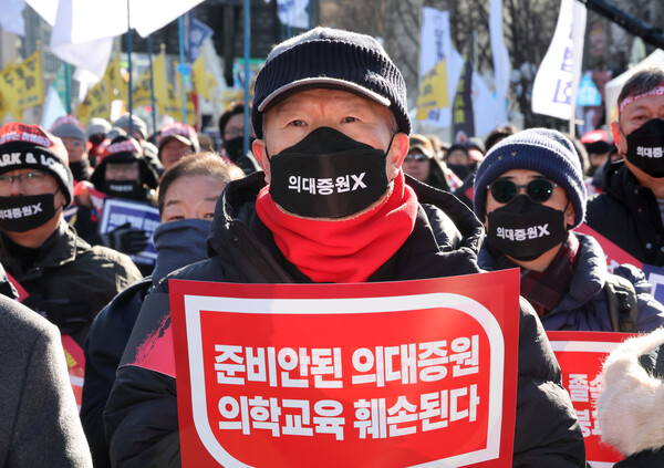 지난해 12월, 의협 회원들이 '제1차 전국 의사 총궐기 대회'를 열고 의대 증원X라고 적힌 마스크를 쓴 모습. 사진=뉴시스