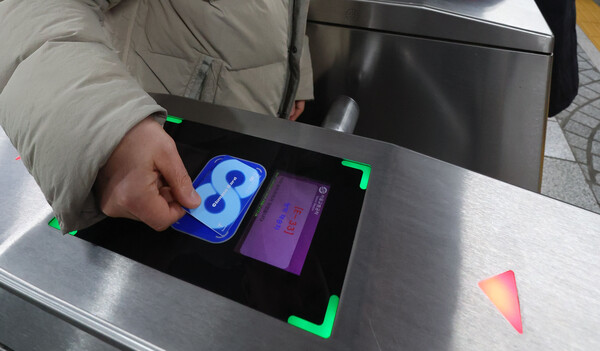 지난 29일 서울 중구 시청역에서 시민이 기후동행카드를 사용해 지하철을 이용하고 있다. 사진=뉴시스