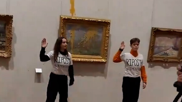 10일(현지시간) 프랑스 리옹 미술관(Musee des Beaux-Arts in Lyon)에 전시된 프랑스 인상주의 화가 클로드 모네(Claude Monet)의 작품 '봄(Le Printemps)'에 수프를 끼얹은 여성 환경운동가 2명의 모습. 사진=뉴시스