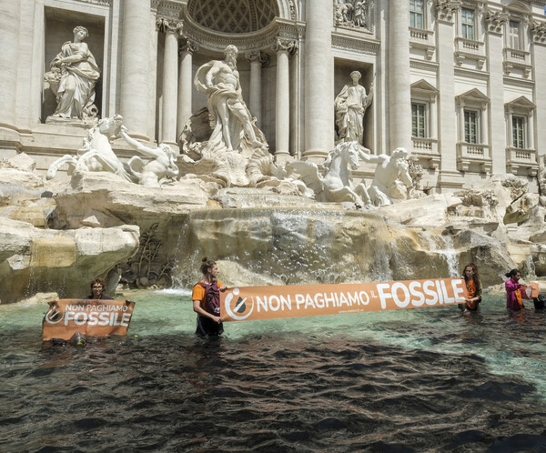 지난 해 5월 21일 이탈리아 환경단체의 시위대가 로마시내 유적지 트레비 분수에 먹물을 풀고 환경대책 등을 요구하는 시위를 벌이고 있는 모습. 사진=뉴시스